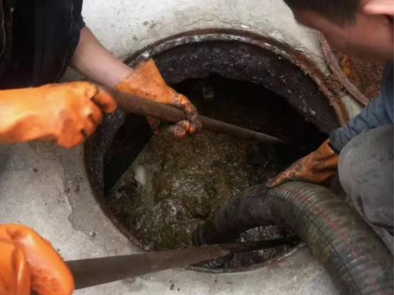 昌化镇清理化粪池时如何避免沼气的危害？